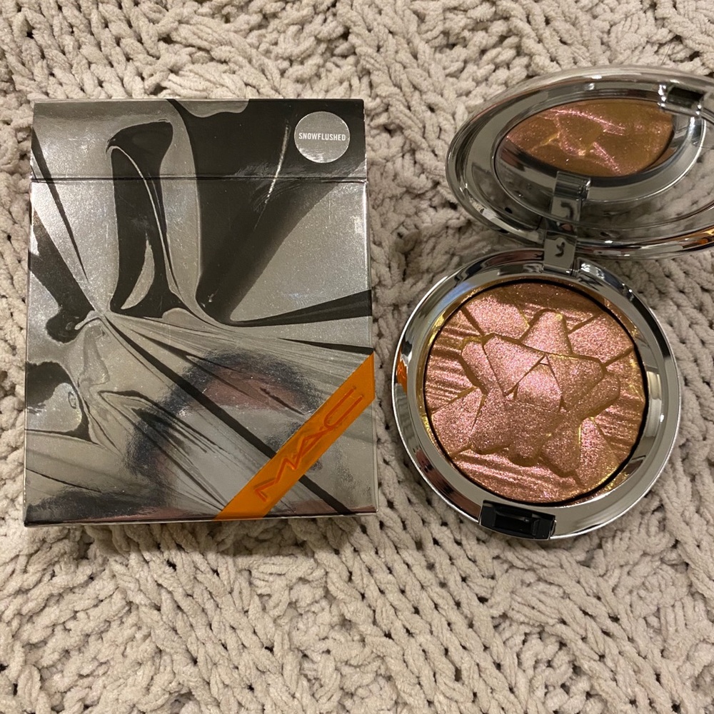 Mac “SNOWFLUSHED” highlighter